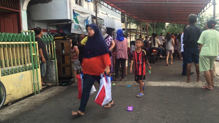 Presiden Jokowi Bagi-bagi Sembako ke Warga di Kwitang