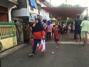 Presiden Jokowi Bagi-bagi Sembako ke Warga di Kwitang
