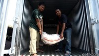 Operasi daging digelar jelang Idul Fitri untuk membantu kebutuhan warga akan daging sapi.