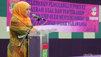“Sebelum dipulangkan ke kampung halaman, terlebih dahulu mereka diberikan keterampilan sebagai bekal membuka lapangan kerja dan memulai kehidupan baru agar lebih sehat dan terbebas dari eksploitasi, ” ujar Mensos di Gedung Serba Guna, Kabupaten Tangerang, Banten, Selasa (28/6/2016). (Istimewa)