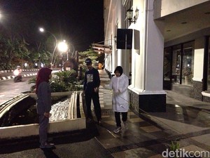 Jelang Sahur, Risma Sidak Pemasangan Lampu Hias di Jalan Tunjungan