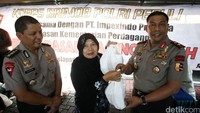 Dankor Brimob Mabes Polri Irjen Polisi Drs Murod Ismail menyerahkan daging murah kepada warga di Mako Brimob Kelapa Dua, Depok, Rabu (29/06/2016).