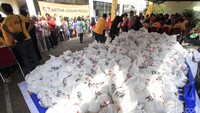 Dalam pasar murah ini daging sapi dijual Rp 70.000 per kilogram.