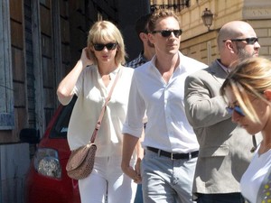 Taylor Swift dan Tom Hiddleston Mulai Pakai Baju Kembaran Saat Liburan