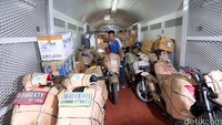 Petugas memasukkan sepeda motor pemudik ke gerbong kereta. Hari ini, ada 187 pengendara motor yang diberangkatkan menggunakan KA Brantas tujuan Pasar Senen-Kediri.