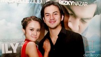 Michelle tampak manis dengan dress merah meyala dan Rizky tampil serba hitam. Pool/Gus Mun/detikFoto.