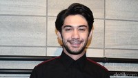 Reza tampil berbatik.