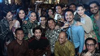 Reza sendiri mengaku takjub dengan semangat para penggemar yang hadir.