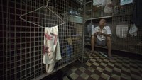 Pemerintah Hong Kong memperkirakan ada 100.000 warganya yang hidup di hunian tidak nyaman seperti rumah kandang ini. (Reuters)