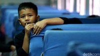 Para pemudik berangkat menggunakan kereta Brantas.