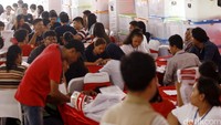 Tim rekapitulasi menghadirkan 100 orang tim relawan yang bertugas melakukan sortir dan pengecekan keaslian KTP, tanda tangan.
