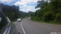 Setelah melewati 700 km jalanan di Thailand, peserta harus melintasi jalanan di Laos dengan gaya menyetir ala eropa yang menggunakan setir kiri.Uniknya, meski di Laos menggunakan setir kiri, peserta tetap membawa kendaraan dengan setir kanan. Otomatis, peserta harus tetap mengemudikan mobilnya di jalur kanan dengan setir kanan.