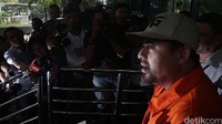 Samsul dalam posisinya selaku pemberi suap dijerat dengan Pasal 5 ayat 1 huruf a atau b atau Pasal 13 UU Tipikor jo Pasal 55 ayat 1 ke-1 KUHP.