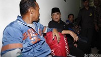 Politisi Golkar itu juga kembali menyapa penumpang yang pesawatnya mengalami delay.