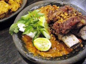 Iga Penyet yang Pedas Menyengat Ada di 5 Tempat Ini
