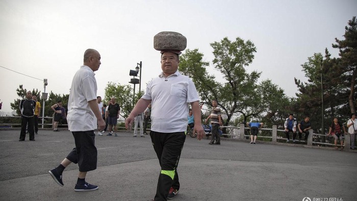 Jalan Kaki Sambil Bawa Batu 40 Kg di Kepala, Bobot Yan Turun 30 Kg