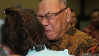 Terdakwa kasus suap Doddy Aryanto Supeno menangis usai mengikuti sidang perdana.