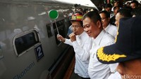 Menko Kemaritiman dan Sumber Daya Rizal Ramli bersama Menteri Perhubungan Ignasius Jonan melepas keberangkatan pemudik.