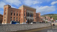 Di bawah pemerintahan Ottoman, madrasah ini setidaknya telah mendidik 10.000 alim ulama, imam, hafidz, serta filsuf dari wilayah Bosnia. Kini sekolah setingkat menengah umum ini telah mengikuti perkembangan pendidikan dunia. Tim Jazirah Islam/Trans7.