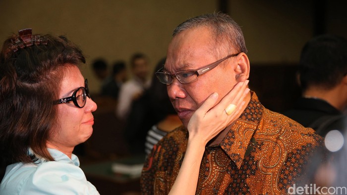 Penyuap Panitera PN Jakpus Akhirnya Menangis Usai Dengarkan Dakwaan