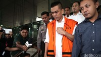 Sanusi meninggalkan gedung KPK usai diperiksa, Rabu (29/6).