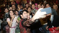 Mereka pun tak lupa untuk selfie bersama penggemar.