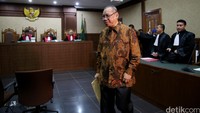 Doddy meninggalkan ruang sidang.
