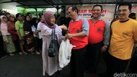 Menjelang hari-hari terakhir Ramadan, kegiatan Pasar Murah Artha Graha Peduli terus bergulir di berbagai titik dengan menggandeng instansi-instansi pemerintah, kementerian, TNI dan Polri, Pemda, LSM dan lembaga keagamaan.