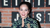 Dian mengenakan outerwear batik Megamendung bernuansa biru dongker dan hijau.