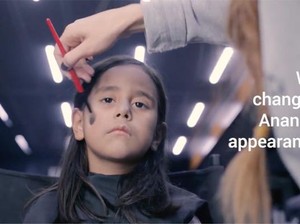 Ini Reaksi Spontan Orang Melihat Gadis Cilik Sendirian dan Berpakaian Lusuh