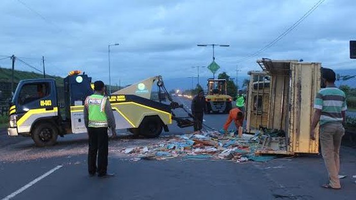 Sopir Mengantuk, Truk Muat Keramik Terguling di Exit Tol Porong