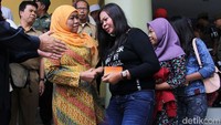 Menteri Sosial Khofiah Indar Parawansa lepas kepulangan 95 Wanita Tuna Sosial (WTS) dari lokalisasi di Kelurahan Dadap, Kabupaten Tangerang, Banten. (Istimewa)
