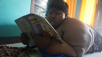 Dua tahun lalu, Ariya Permana (sebelumnya kerap ditulis Arya) jadi sorotan dunia karena berat badannya yang mencapai 192 kg di usia 10 tahun. Saat itu Ariya tak bisa sekolah dan berjalan karena kegemukan. (Tri Ispranoto/detikcom)
