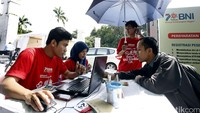 Seorang nasabah BNI mendaftar mudik gratis.