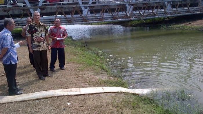 Ganjar Pantau Rob di Pantura: Ini Darurat, Kami Coba Selang Panjang