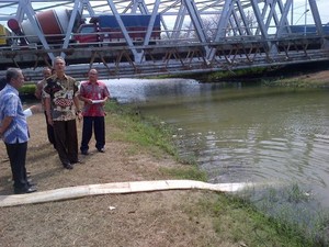 Ganjar Pantau Rob di Pantura: Ini Darurat, Kami Coba Selang Panjang