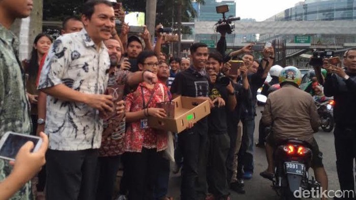 Saut Situmorang Bagi-bagi Takjil ke Pengendara di Depan KPK