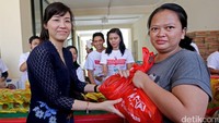 Istri Gubernur DKI Veronica Tan selaku Penasihat Dharma Wanita Pusat DKI Jakarta melakukan penjualan bagi warga masyarakat. Istimewa. 