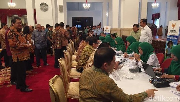 Begini Saat Menteri Ramai-ramai Bayar Zakat, Non-Muslim Sedekah