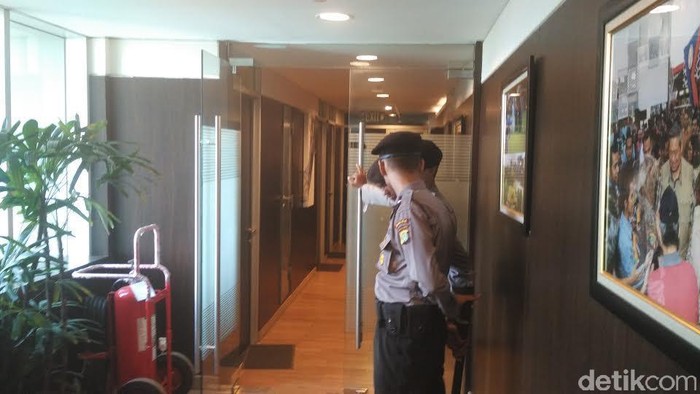 Geledah Ruangan Putu Sudiartana, KPK Dikawal 4 Polisi Tanpa Senjata Api