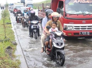 Jalan Raya Porong Tergenang Air Setinggi 50 Cm