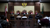 Majelis hakim menanyai para saksi dengan rinci dan runut.