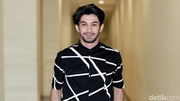 Antusias yang diberikan penonton di kedua kota tersebut menjadi penyemangat aktor berusia 29 tahun tersebut atas aktingnya di film Rudy Habibie.
