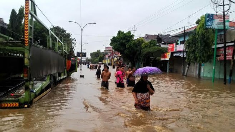 Banjir Di Pasuruan Akibat Curah Hujan Dan Permukaan Air Laut Tinggi