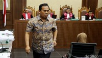 Sekretaris Daerah DKI Jakarta Syaefullah menjadi saksi kasus korupsi reklamasi dengan terdakwa Ariesman Widjaja dan Trinanda Prihantoro.