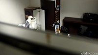 Para penyidik menggunakan rompi khas KPK berwarna krem. Mereka tidak menggunakan topi dan penutup muka ataupun senjata ketika melakukan penggeledahan.