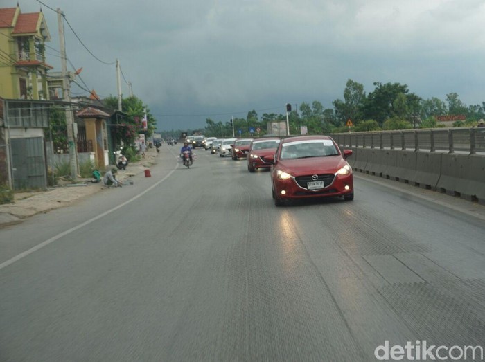Sensasi Mengendarai Mazda di Vietnam, Awas Sapi!
