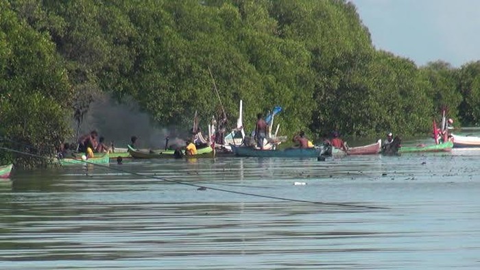 Bangkai Perahu yang Terbakar di Sumenep Jadi Tontonan, Tiga ABK Diperiksa