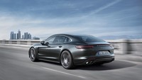 Dari segi tampilan, Panamera masih memiliki hubungan kemiripan dengan Porsche 911 yang lebih dinamis dan menonjolkan elemen dari mobil sport. Head of Style Porsche, Michael Mauer mengatakan sisi samping jendela Panamera terlihat menekankan garis dari mobil coupe. Foto: Porsche