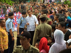 Saat Jokowi Keluar Masuk Kampung di Kota Serang Bagikan Sembako